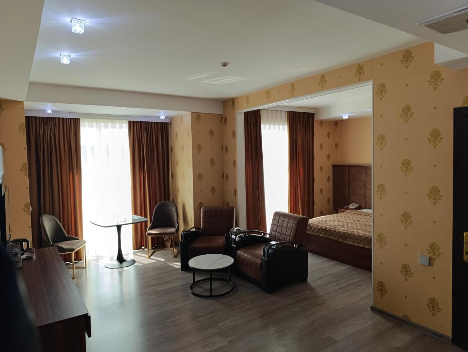 Aef Hotel Baky Esterno foto